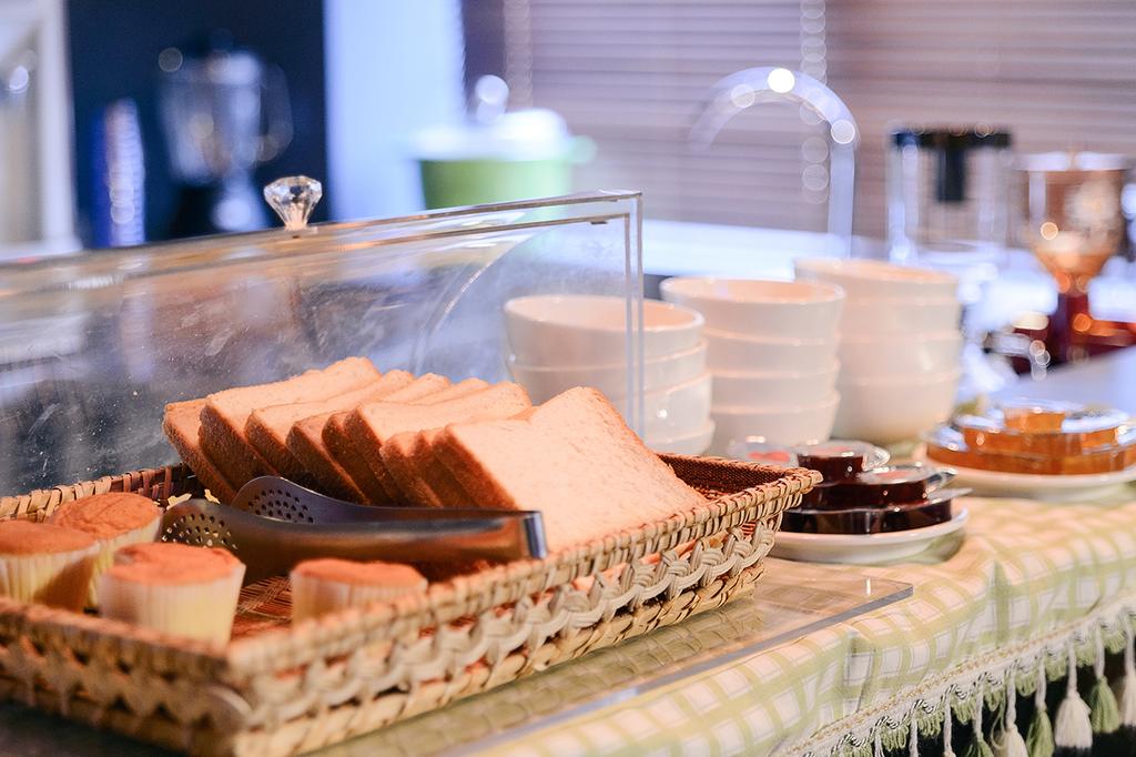 Taichung hostel near train station Kiwi Express Hotel (1)