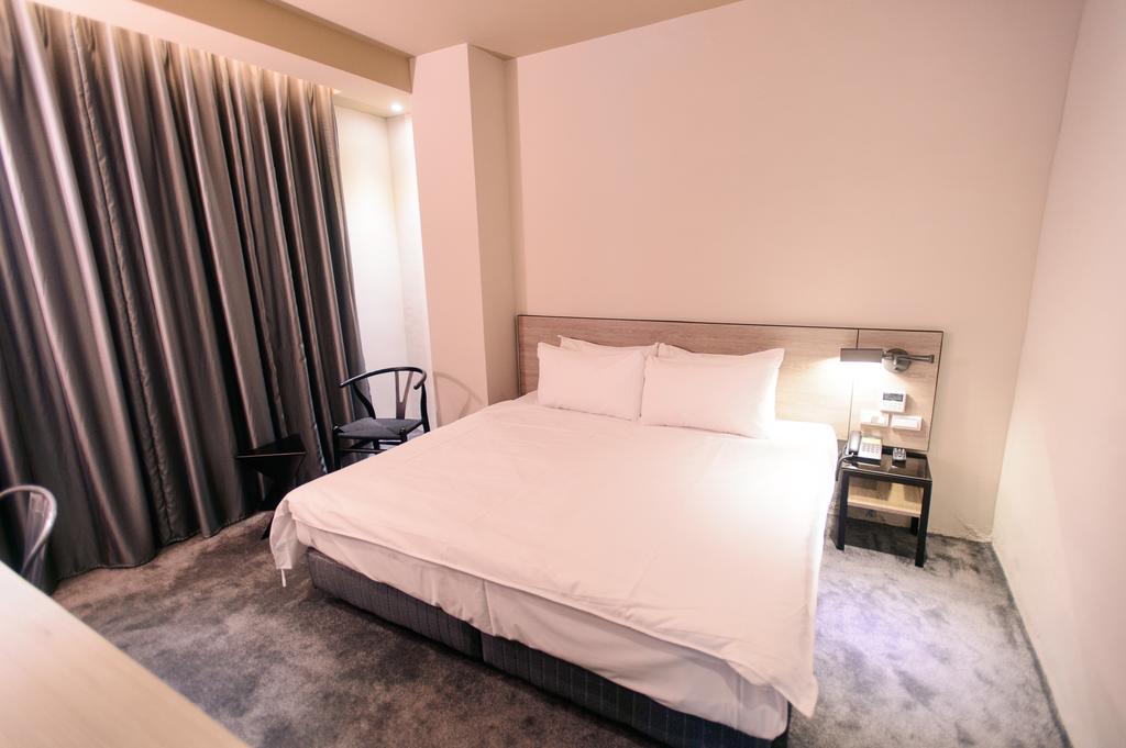 Taichung hostel near train station Kiwi Express Hotel (1)