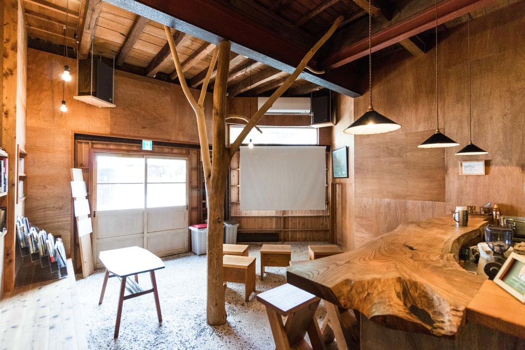Cheapest hostel in Osaka Japan Coffee & Music Hostel LnK (1)
