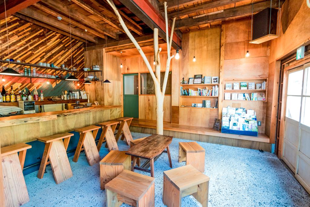 Cheapest hostel in Osaka Japan Coffee & Music Hostel LnK (1)