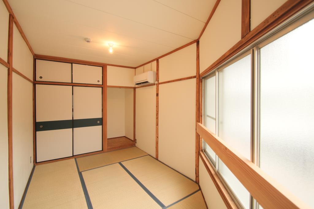 Cheapest hostel in Osaka Japan Coffee & Music Hostel LnK (1)