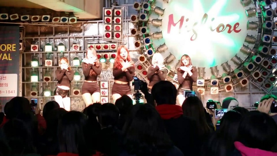 live music at Dongdaemun migliore shopping center