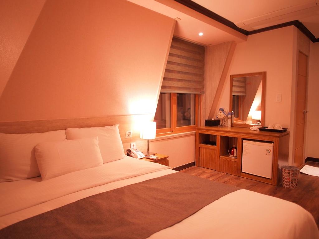 Affordable hotels in Jeju island Four Seasons Hotel (1)