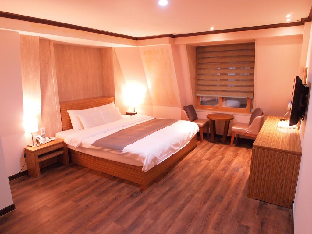 Affordable hotels in Jeju island Four Seasons Hotel (1)