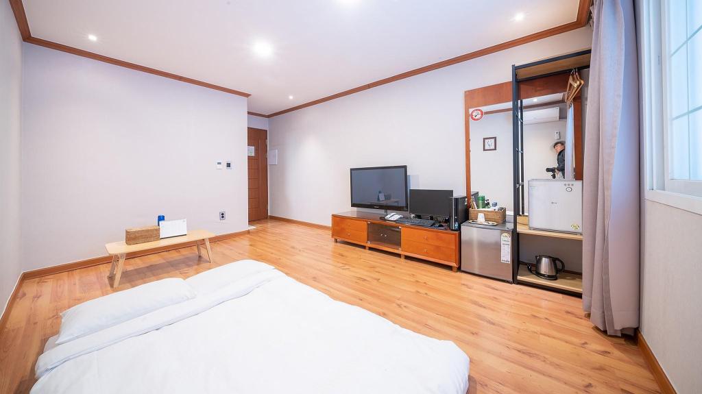 Cheap places to stay in Jeju island Goodstay Nulsong Parktel (1)