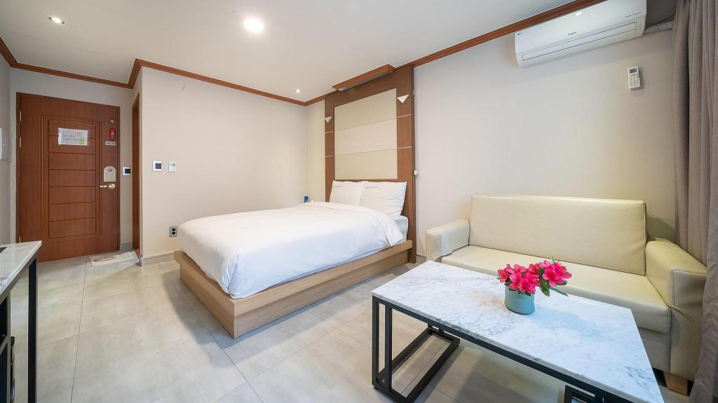 Cheap places to stay in Jeju island Goodstay Nulsong Parktel (1)