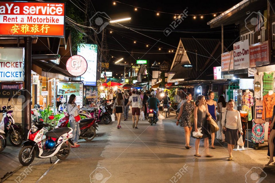 Explore the Pai night market (1)