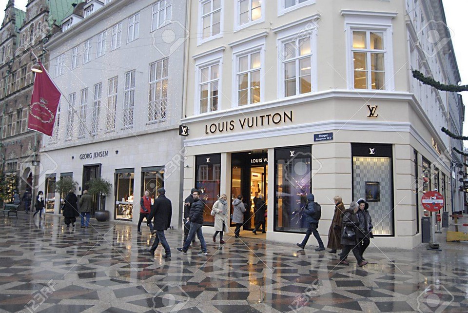 16744845-copenhague-danemark-achats-de-noël-en-rainyweather-au-passage-strøget-par-magasin-louis-vuitton-de-luxe-et