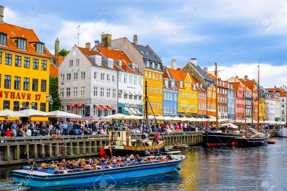 76901792-nyhavn-copenhagen-denmark-17th-century-waterfront-canal-and-entertainment-district-in-copenhagen-den (1)