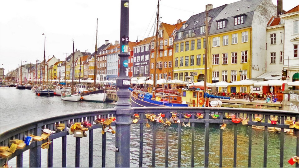 76901792-nyhavn-copenhagen-denmark-17th-century-waterfront-canal-and-entertainment-district-in-copenhagen-den (1)