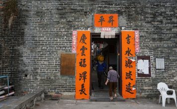 Day tour to New Territories Hong Kong — Explore the famous ancient village of Kat Hing Wai Walled Village