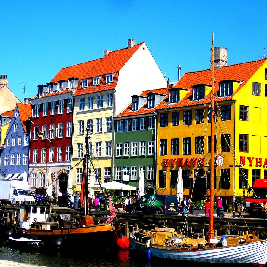 76901792-nyhavn-copenhagen-denmark-17th-century-waterfront-canal-and-entertainment-district-in-copenhagen-den (1)