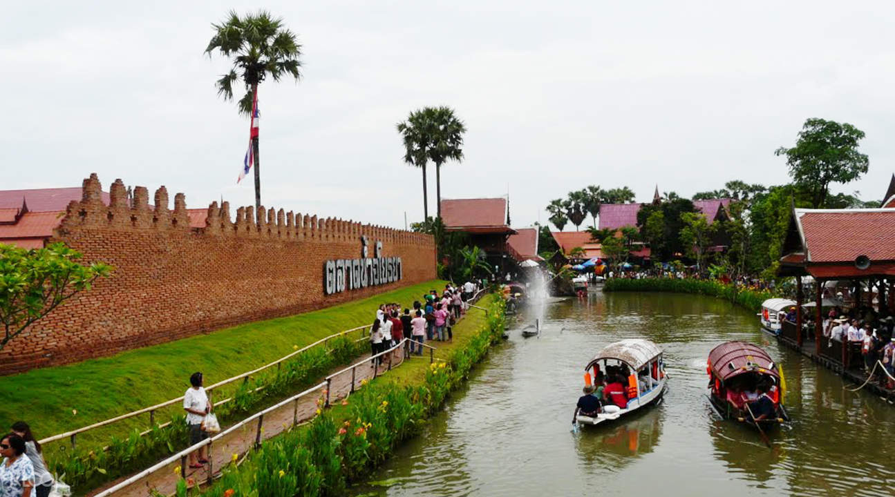 AyutthayaCityTourfromBangkokwithTraditionalThaiDressandTukTukRide