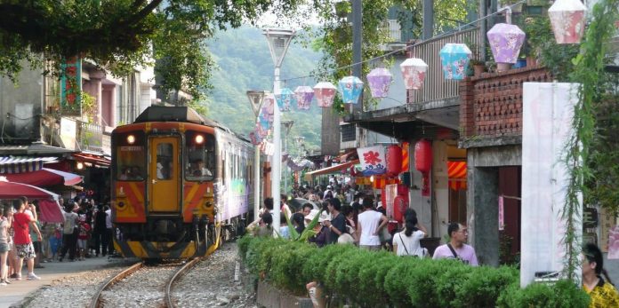 pingxi-railway-train-taiwan-tourism1