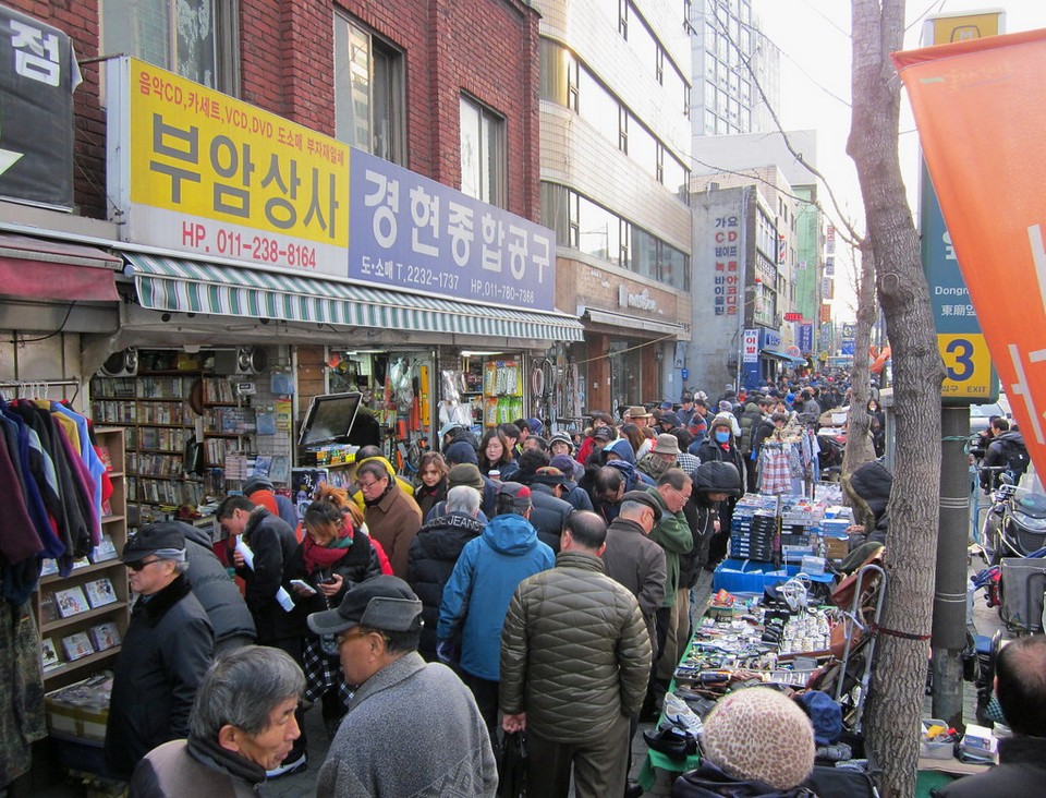 Best flea market seoul Dongmyo Flea Market (8)