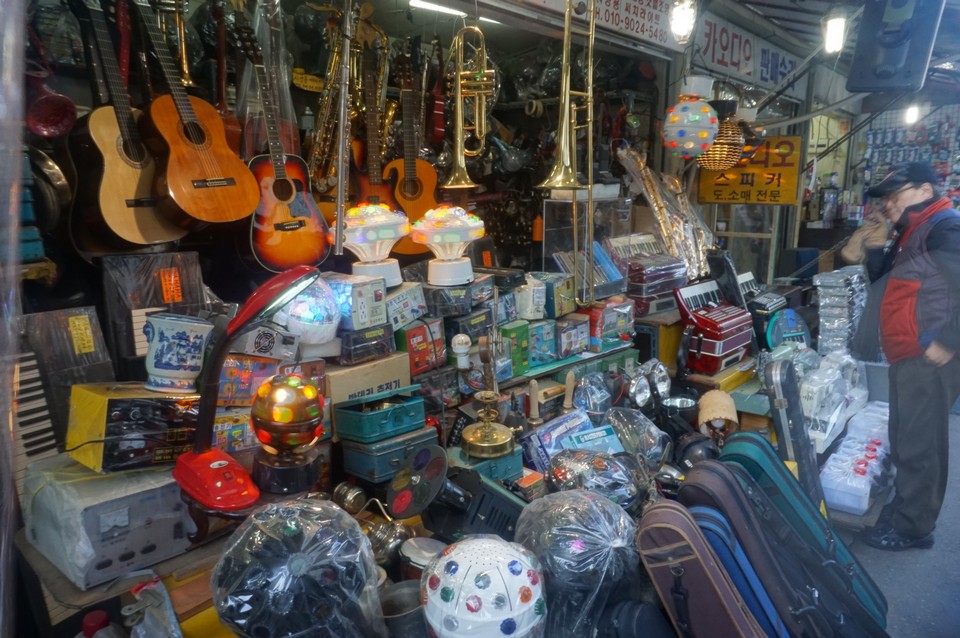 Top flea market Seoul Hwanghak-dong Flea Market (4)