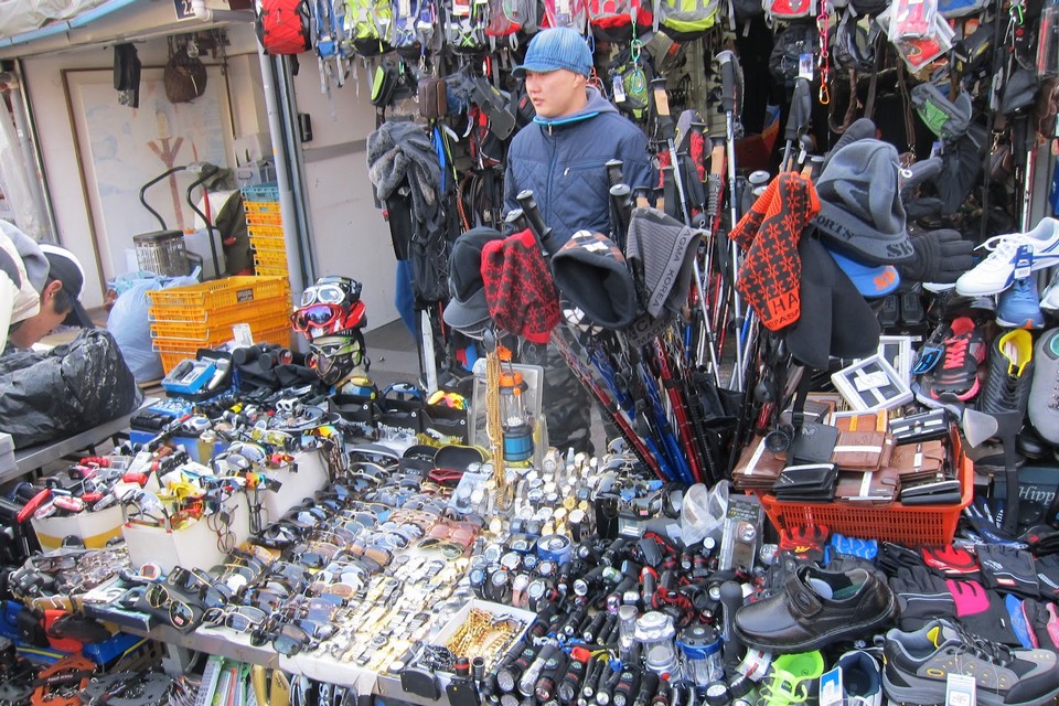 Top flea market Seoul Hwanghak-dong Flea Market (6)