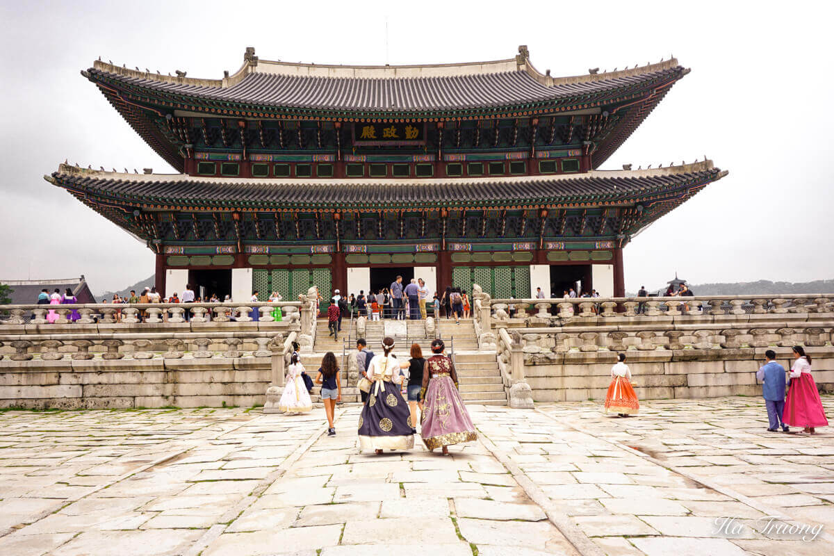 Free entrance if you are wearing Hanbok.