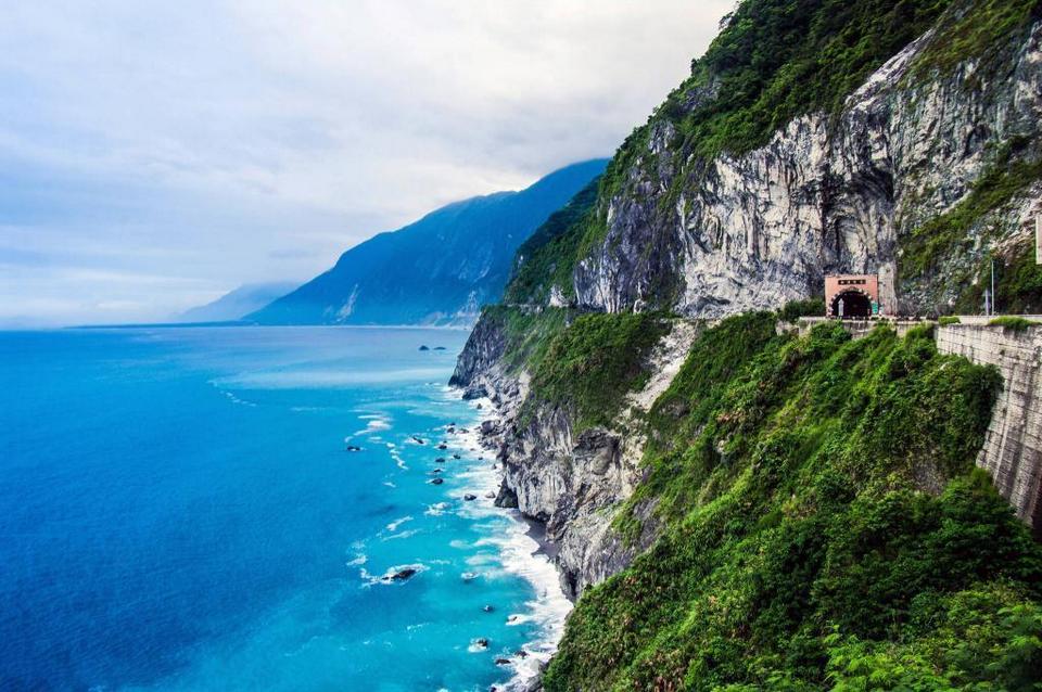 A magnificent beauty of Quingshui Cliff