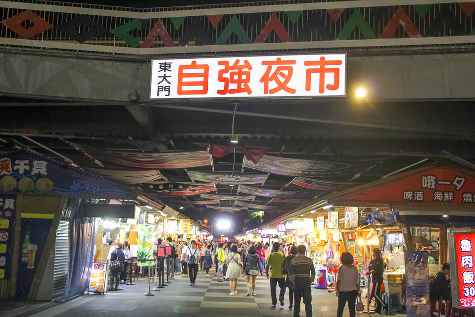 Inside Dongdamen night market