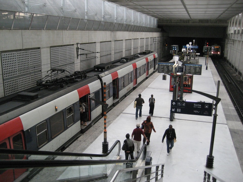 RER-B_at_Charles_de_Gaulle