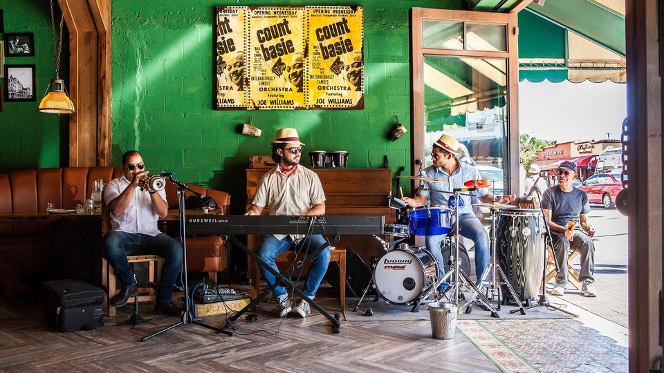 Slide-Ball-and-Chain-Bar-Little-Havana-Miami