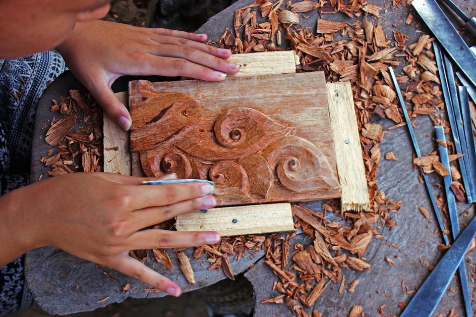 wood carving laos-1440×960