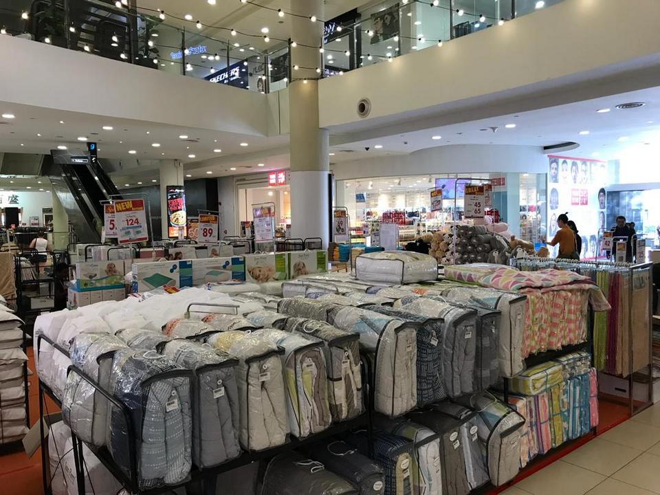 Making discounts of some famous brands at 1st Avenue Mall