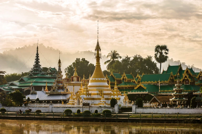 Wat Chong Kham Buddhist temple on the lake, Mae Hong Son, Northern Thailand, Thailand | © Tommy Seiter