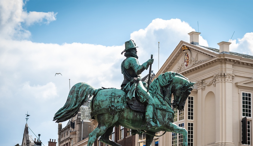 68500_fullimage_thehague_statue