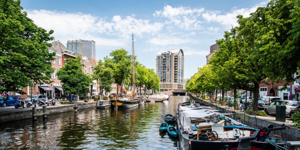 yays-the-hague-centrum-canal-3-scaled-e1669886319894