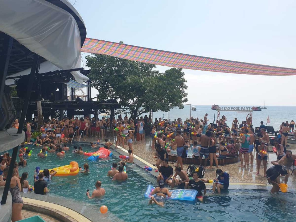 AC bar beach club koh tao thailand (18)