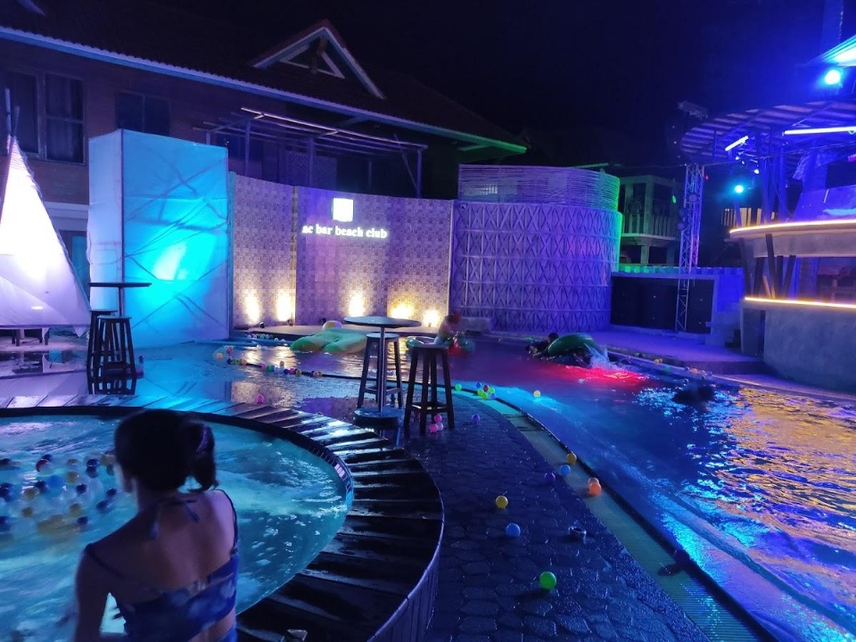 AC bar beach club koh tao thailand (19)