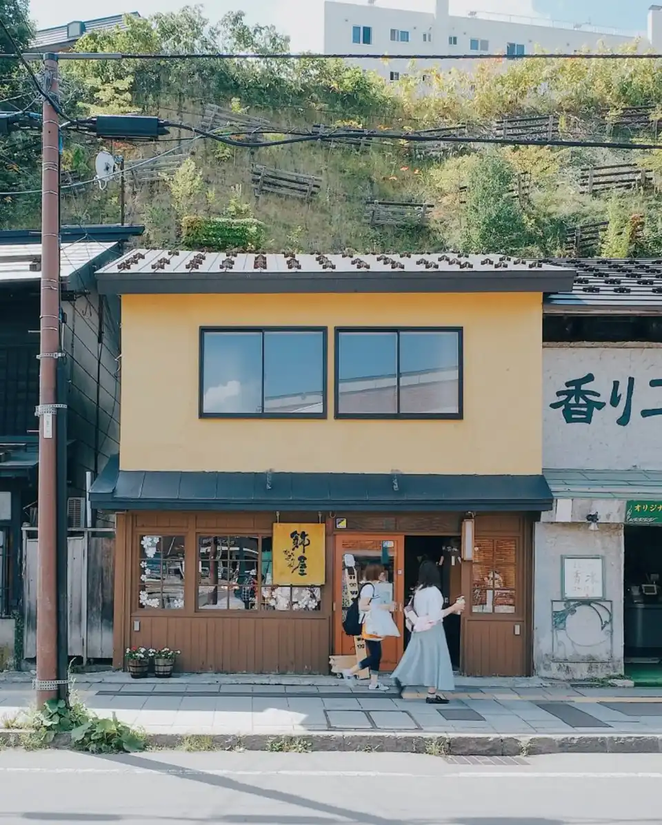 A glassware store, Otaru 2