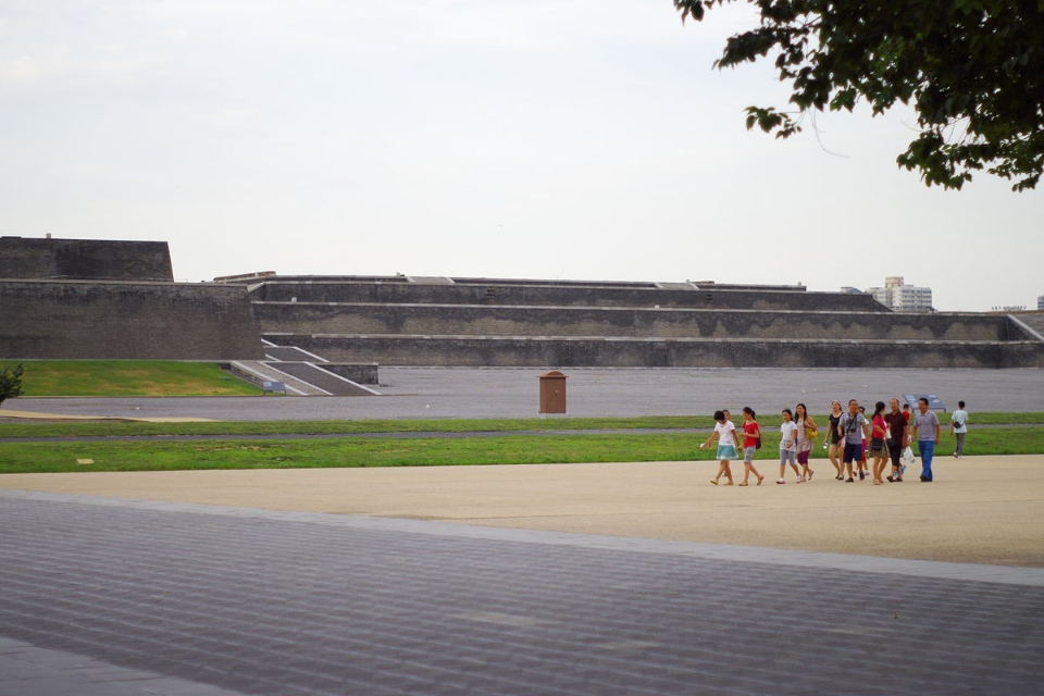 1200px-Daming_Palace_Hanyuan_Hall_Site