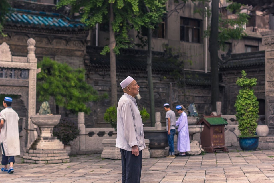 Old-Muslim-Chinese-Men-at-the-Great-Mosque-of-Xian