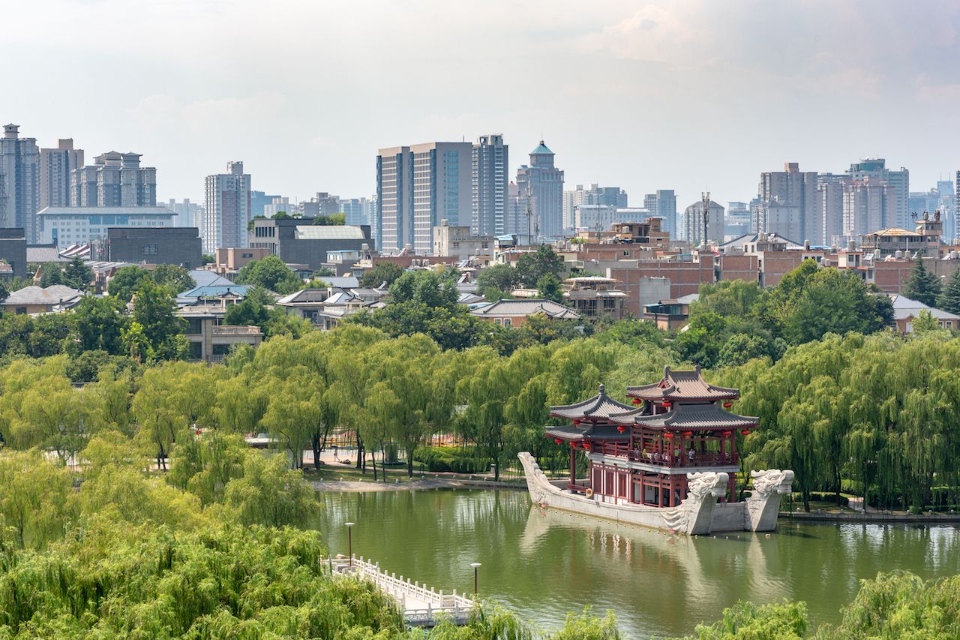 Pagoda-on-a-stone-boat-with-dragon-sculptures-in-Tang-paradise-park