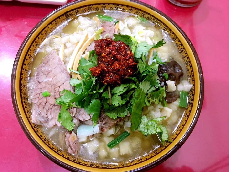 pita bread soaked in lamb soup laoquanmiao night market xi’an china (19)