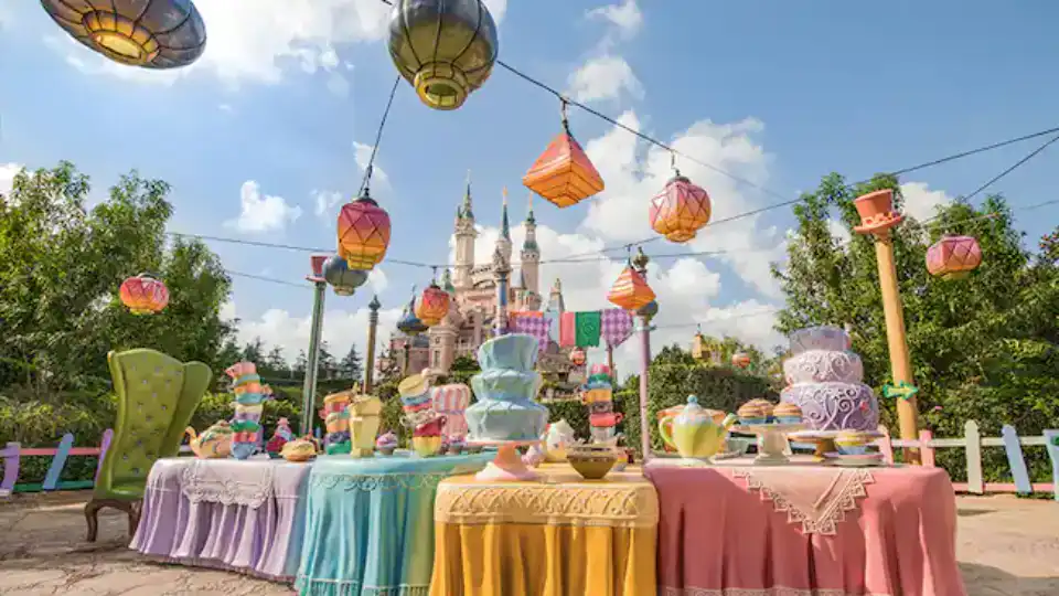 Shanghai-Disneyland_Alice in Wonderland Maze2