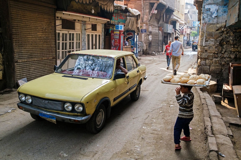 egypt_old_cairo_africa_street_people_car_fiat_bread