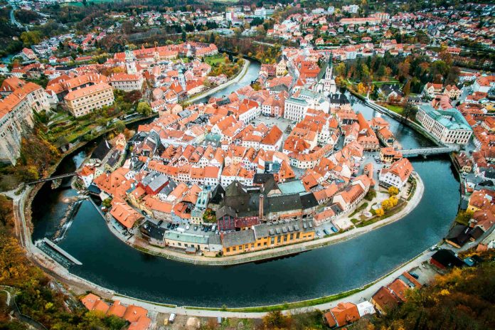 cesky-krumlov-czech-republic-shutterstock_1045819525_1ee4bcaf51