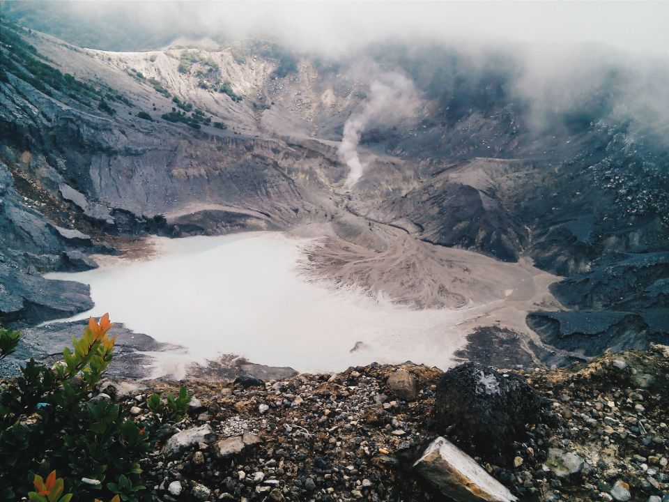 8Explore the Famous Tangkuban Perahu Mountain (1)