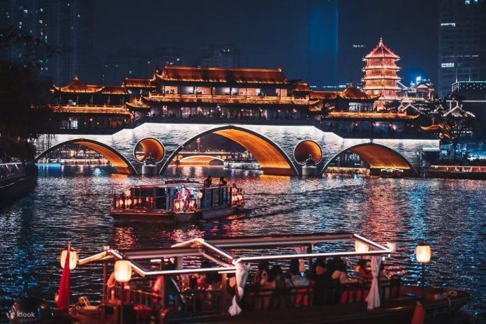 JinjiangCruise-Selectthemust-visitnighttourspotsinChengdu,takeaboattoenjoythebeautifulnightviewofChengdu