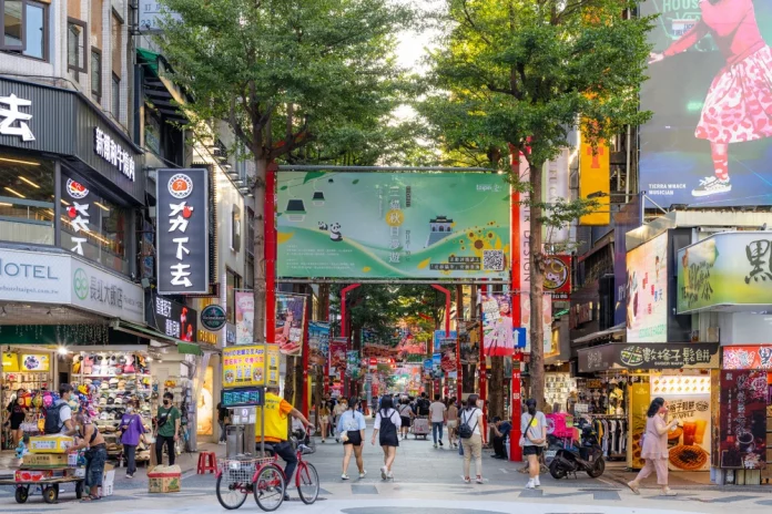 Enjoy Street Performances at Ximending Market