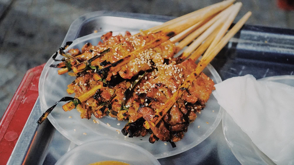 Banh Uot Cuon Thit Nuong Hoi An (Hoi An grilled pork rice paper wrap)