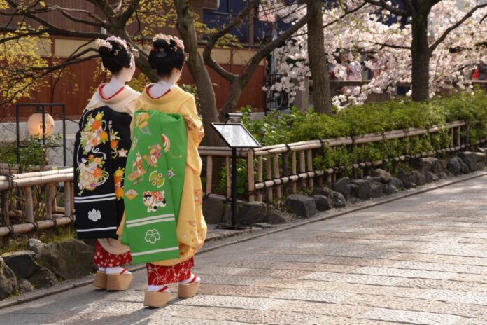 geisha-outside-of-kyoto_3