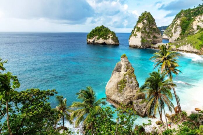 Top-Destinations-for-Indonesia-luxury-travel-bali diamond beach (1)