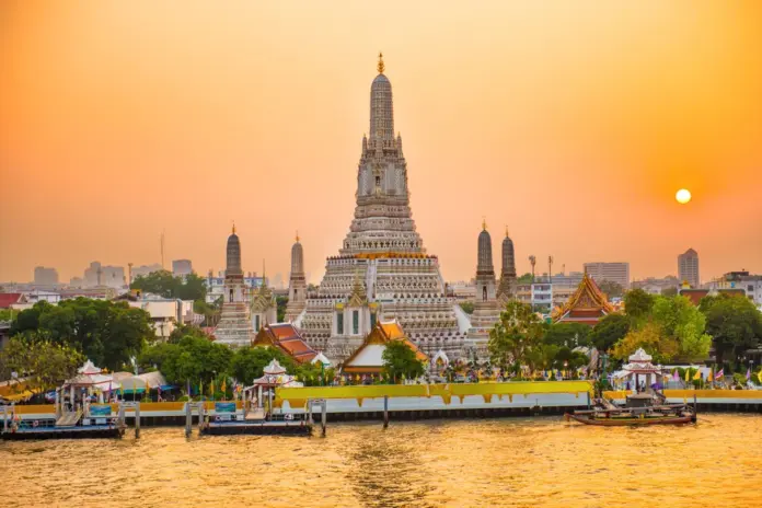 wat arun bangkok thailand
